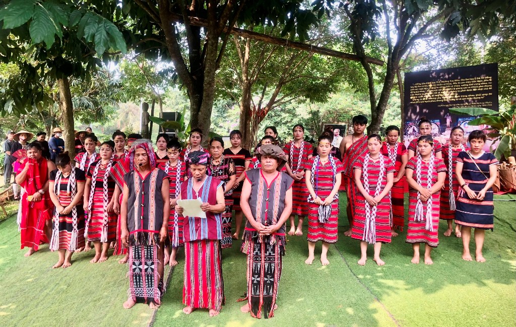 Xúc động nghi lễ Đặt tên họ Hồ của đồng bào Tà Ôi tại Làng Văn hóa - Du lịch các dân tộc Việt Nam